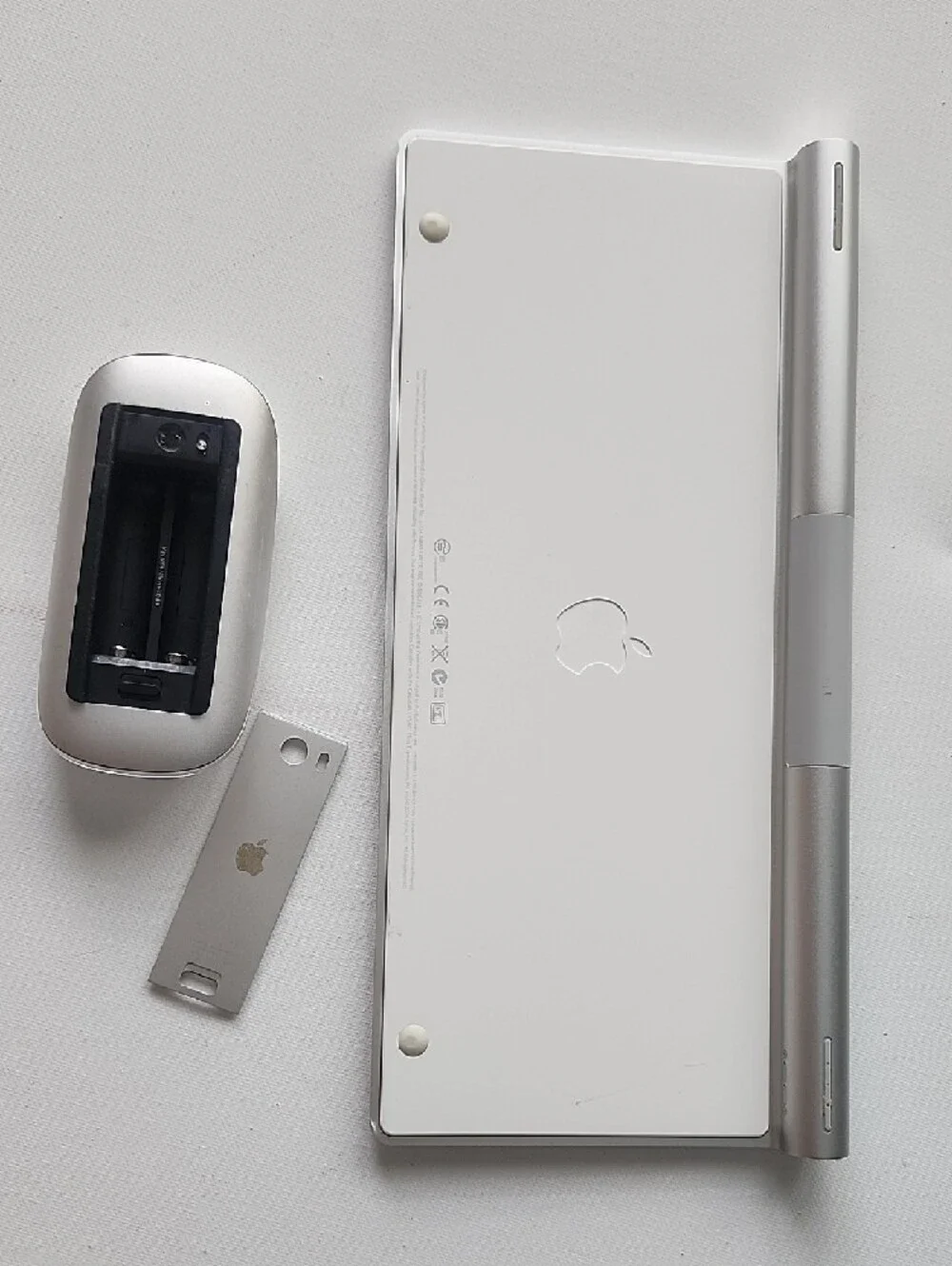 Bundle Apple A1314 Wireless Keyboard & A1296 Magic Mouse Bluetooth.